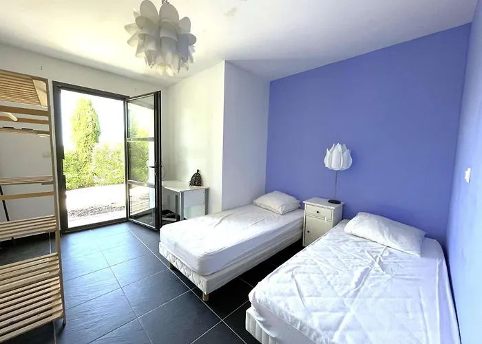 Passereaux Avec Piscine Et Vue Pour 8 Personnes Au Coeur Du Domaine De *